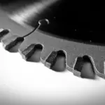 Hvordan skærer en bajonetsavklinge igennem træ?