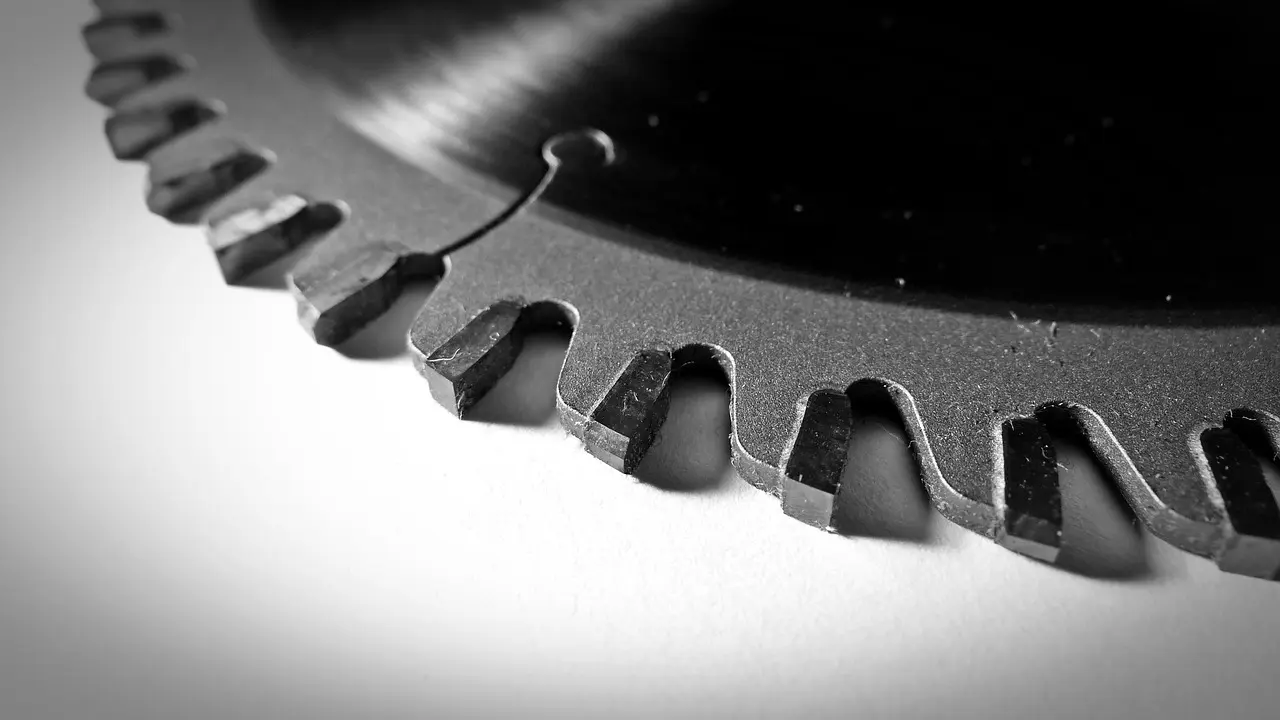 Hvordan skærer en bajonetsavklinge igennem træ?